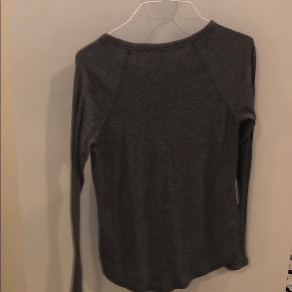 Hollister Long Sleeve - Picture 2 of 3
